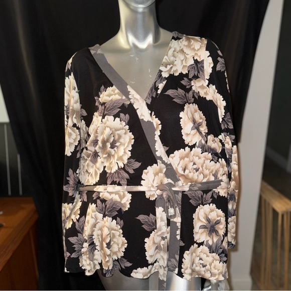 Isaac Mizrahi Tops - Women’s Flowy Top with belt Size 1X